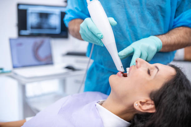 Dentista realizando escáner intraoral 3D a paciente en clínica de ortodoncia invisible