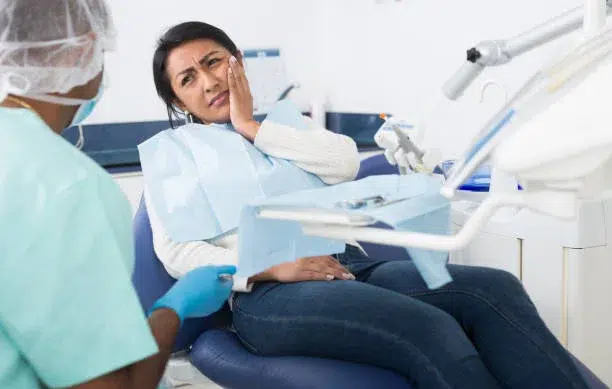 Paciente en clínica dental con dolor mandibular durante tratamiento de ortodoncia invisible