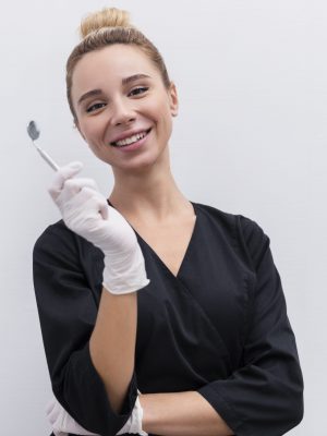 dentista-sonriente-tiro-medio-trabajo